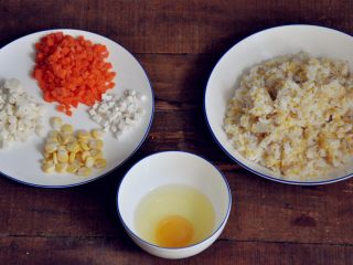 5、五谷杂粮炒饭,杂粮饭煮好了，准备炒饭的食材。