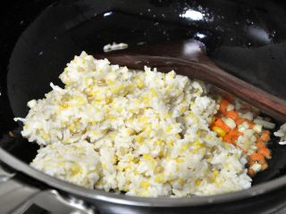 10、五谷杂粮炒饭, 倒入米饭，中火继续翻炒散开。