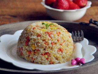 13、五谷杂粮炒饭,将炒饭装在一个比较深的小碗中，压紧后倒扣盘中，美味杂粮炒饭就可以上桌了，