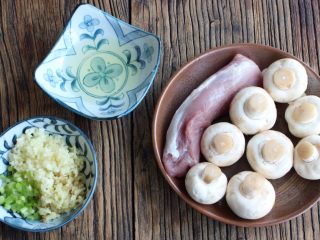 1、蚝油蘑菇肉片汤,准备食材