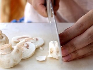 2、蚝油蘑菇肉片汤,蘑菇切片