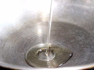 8、蚝油蘑菇肉片汤,热锅冷油