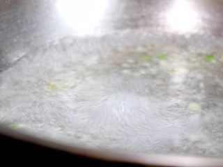 11、蚝油蘑菇肉片汤,煮沸