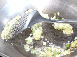 9、蚝油蘑菇肉片汤,炒香蒜葱姜末