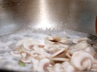 13、蚝油蘑菇肉片汤,再放入蘑菇