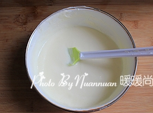 4、芒果酸奶冻芝士蛋糕,将打发的淡奶油同步骤3的混合物拌匀即成酸奶糊。