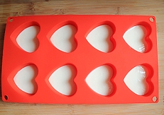 5、芒果酸奶冻芝士蛋糕,将酸奶糊用裱花笔分装到心形模具中，放入冰箱冷冻。