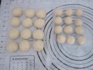 6、黑芝麻酥饼,将静置过的酥皮和油酥分别分成12等份的小团。