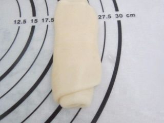 11、黑芝麻酥饼,第二次顺方向擀。