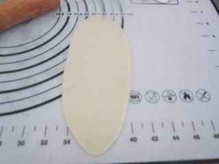 9、黑芝麻酥饼,取一面团擀开呈牛舌状。