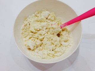 2、自制健康小油条,再分次加入清水拌均匀;