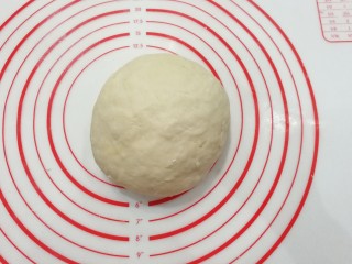 3、自制健康小油条,然后揉成比较软的面团,盖保鲜膜饧发十几分钟;