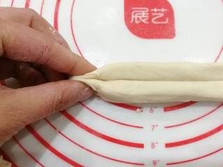 13、自制健康小油条,然后如图将两头再竖着捏紧实;