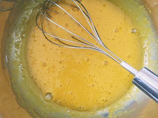 2、抹茶白玉卷,蛋黄加入细砂糖用蛋抽搅拌均匀至砂糖完全融化