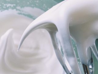 7、抹茶白玉卷,拿出冷藏的蛋白分三次加入细砂糖打发至有打弯钩即可