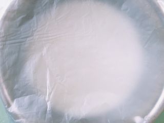 12、抹茶白玉卷,盖上保鲜膜，蒸锅大火烧开，放入锅中中火10min左右，面糊表面无流动液体时出锅