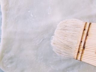 16、抹茶白玉卷,用毛刷把表面的淀粉刷去