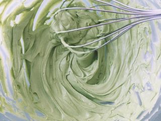 17、抹茶白玉卷,淡奶油加细砂糖和过筛的抹茶粉用蛋抽打至8、9分发