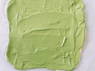 18、抹茶白玉卷,将抹茶奶油均匀平整的抹在卷皮表面，抹茶奶油不要过多，会不好卷