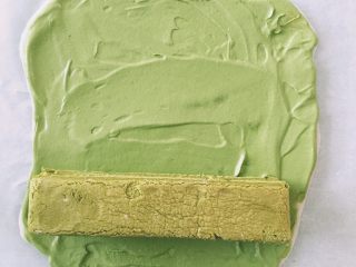 19、抹茶白玉卷,放上蛋糕体，借助油纸按蛋糕体的边缘将卷皮卷起（蛋糕体如果选5蛋的方子发起更高，卷做小一点，就不用叠层了，切面会更好看）