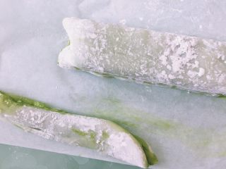 20、抹茶白玉卷,整理接口处，用刮板将多余的卷皮切掉，此时可以再用毛刷把卷皮上多余的淀粉刷掉哈，出品会更美观