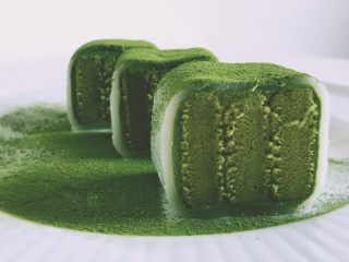 22、抹茶白玉卷,从冰箱里拿出来稍回温切块，表面洒防潮抹茶粉装饰即可～