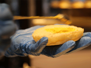 4、芝士酱牛肉汉堡,在面包上涂抹奶油。