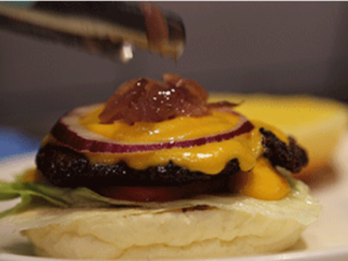 9、芝士酱牛肉汉堡,再搭配烤洋葱圈等蔬菜。