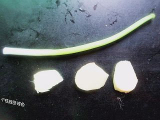 3、酱油鸡腿,准备葱段姜片