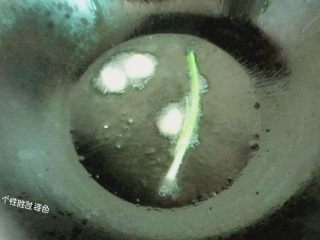 4、酱油鸡腿,锅内倒入准备炸鸡腿，用香料先炸一下