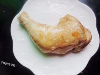 6、酱油鸡腿, 炸到整只鸡腿成这个色儿就可以出锅了