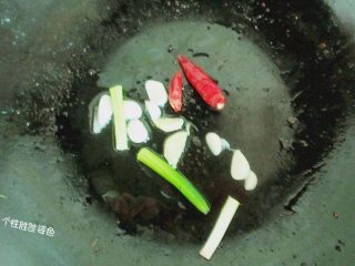 7、酱油鸡腿,锅里留底油，放入姜末，蒜末，干辣椒爆香