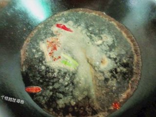 9、酱油鸡腿,加入适量生抽，盐，白糖，老抽，搅拌均匀，烧制汤汁沸腾