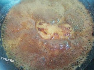 10、酱油鸡腿,盖上锅盖，用大火转小火焖10分钟到15分钟左右