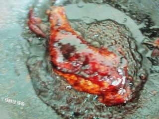 11、酱油鸡腿,揭开锅盖，改用大火收汁儿，就可以出锅啦