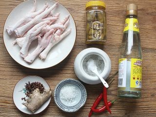 1、泡椒鸡爪,准备好材料。