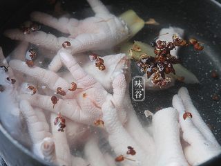 4、泡椒鸡爪,放入鸡爪煮15分钟;