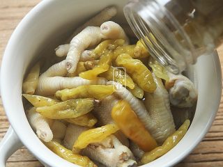 7、泡椒鸡爪,鸡爪放凉后把鸡爪放入大碗内，倒入泡椒，连水一起倒入;