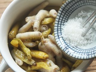 8、泡椒鸡爪,放入糖;