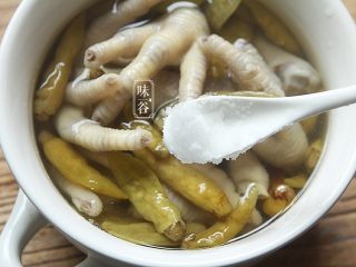 9、泡椒鸡爪,放入盐;