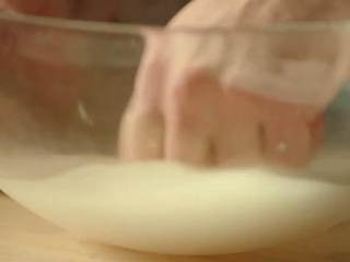 1、最浪漫的情人节特餐 米兰之吻,500ml温水、5g盐混合溶解，加入5g酵母粉溶解