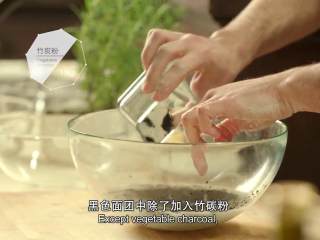 4、最浪漫的情人节特餐 米兰之吻,500ml温水、5g盐混合溶解，加入5g酵母粉溶解，加入竹炭粉