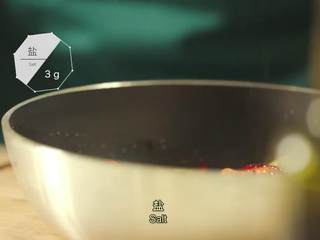 11、最浪漫的情人节特餐 米兰之吻,彩椒上再撒3g盐、3g胡椒粉搅拌均匀