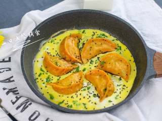 3、抱蛋煎饺,水煎不仅可以煎包子饺子，还可以煎其他不想油太大的食物。比如①有时候饼很粘锅，需要多油（与锅无关），有个别配方饼做的时候就是好油，油少再不粘锅也会沾，那么这时候就可以先小煎一下，加些水焖熟。大大减少油腻感。② 超市冷冻的半成品，比如鸡肉饼，鸡米花，鱼排等，包装袋上都写着需要油炸，这种都被初炸过，但吸油还不多，除了将他们烤箱烤熟，就是水煎啦，利用蒸汽把他们蒸熟，下脆上软，外香里嫩。