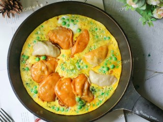 5、抱蛋煎饺,这张图片上新鲜的嫩豌豆，是和蛋液一起下锅，再一起盖盖焖至蛋液凝固，鲜豌豆也熟了。