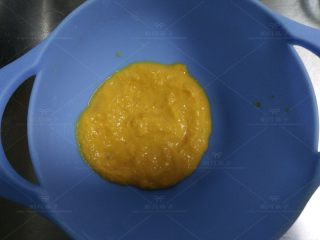 4、胡萝卜酸奶蛋糕,称量出60克胡萝卜酸奶糊