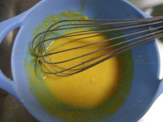 6、胡萝卜酸奶蛋糕,用手动打蛋器搅打均匀