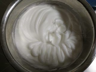 9、胡萝卜酸奶蛋糕,蛋清中分次加入细砂糖，用电动打蛋器打至湿性发泡。