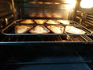 16、胡萝卜酸奶蛋糕,模具放入预热好的烤箱中，水浴法，150度，20分钟。