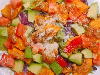 6、烤南瓜????沙拉,摆好之后加上法式芥末酱,我用的酸奶酱,咸咸香香的干奶酪粉,准备开动啦!